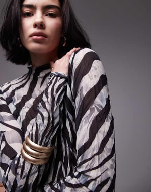 Topshop – Marinblå, krinklad topp med hög halsringning och djurtryck