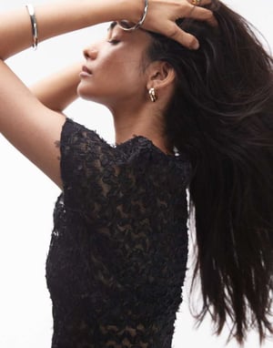 Topshop – Svart t-shirt med texturerad spets