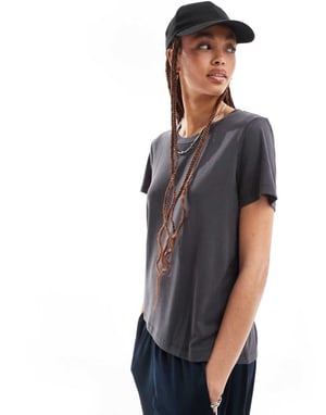 Monki – Supermjuk t-shirt i antracitgrönt