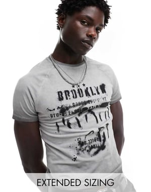 ASOS DESIGN – Beskuren muskelt-shirt i tvätt med grungetryck i stadsstil