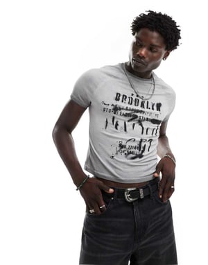 ASOS DESIGN – Beskuren muskelt-shirt i tvätt med grungetryck i stadsstil