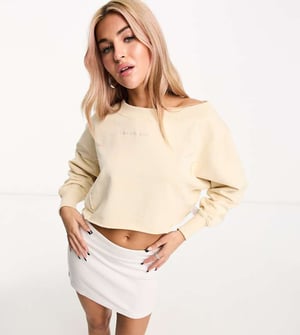 Calvin Klein Jeans – Beige, kort sweatshirt med rund halsringning och sömmar – endast hos ASOS