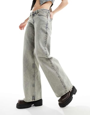 Monki Imoo lågmidjade jeans med bred passform i beige nyans
