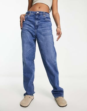 Wrangler – Mellanblå jeans med rak passform