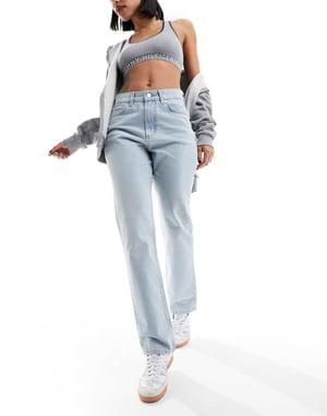 ASOS DESIGN – Ljusblå raka jeans med medelhög midja
