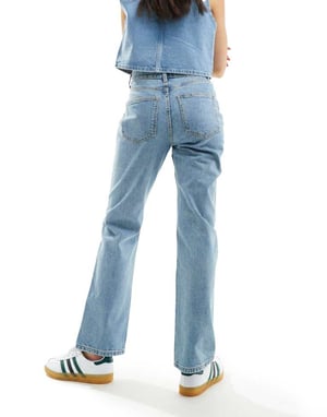ASOS DESIGN – Mellanblå, raka komfortjeans med medelhög midja