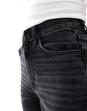 ASOS DESIGN – Petite – Svarta, raka jeans med medelhög midja