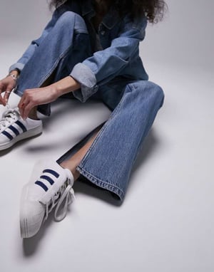 Topshop – Kort – Mellanblå raka jeans med hög midja och slits