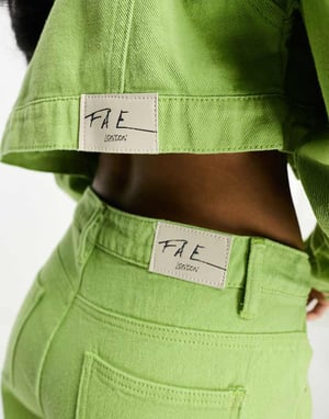 Fae – Limegröna jeans med låg midja och raka ben, del av set