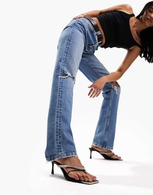 ASOS DESIGN – Mellanblå raka jeans med medelhög midja och revor på knäna