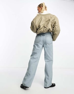 ASOS DESIGN – Ljusblå jeans med vida ben och mönster