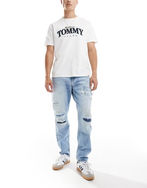 Tommy Jeans – Isaac – Ljustvättade avsmalnande jeans med slitning