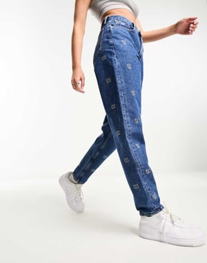 Tommy Jeans – Avsmalnande mom jeans med ultrahög midja och mellanblå tvätt