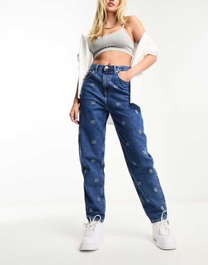 Tommy Jeans – Avsmalnande mom jeans med ultrahög midja och mellanblå tvätt