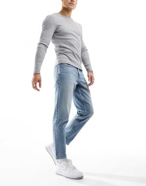 ASOS DESIGN – Ljusblå jeans med avsmalnande passform