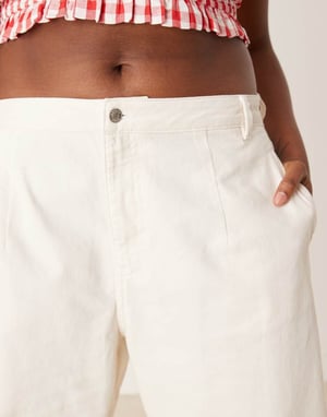 ASOS DESIGN Curve – Ecrufärgade skräddarsydda jeans med avsmalnande ben