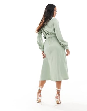 Closet London Petite – Salviagrön midiklänning med hög halsringning och skärp