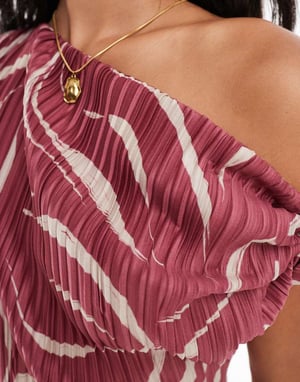 ASOS DESIGN – Rostfärgad plisserad maxiklänning med nedåtgående axelband och snurrade detaljer