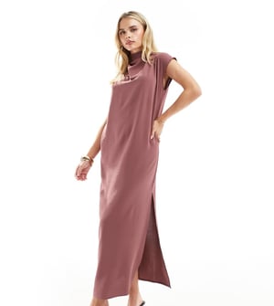 ASOS DESIGN Petite – Lila maxiklänning med hög halsringning och pelarmönster