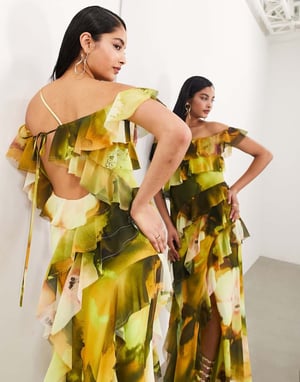 ASOS EDITION – Grön blommig chiffongklänning med bardot-motiv och volang