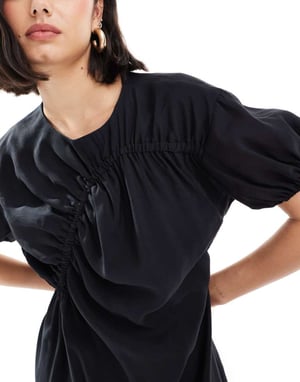 ASOS DESIGN – Svart miniklänning i cupro med puffärmar och rynkade detaljer