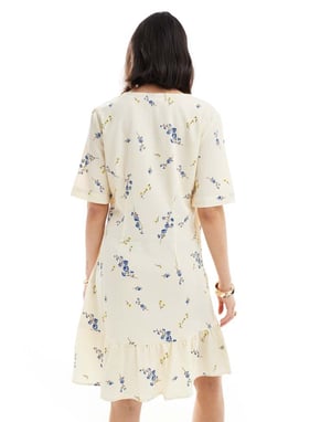 Vero Moda – Ljusgul blommig miniklänning med omlott framtill