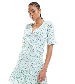 Vero Moda Tall – Ljusblå blommig miniklänning med omlott framtill
