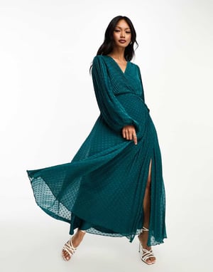 ASOS DESIGN – Plisserad maxiklänning i dobbychiffong med omlott och knappdetalj i tallgrön