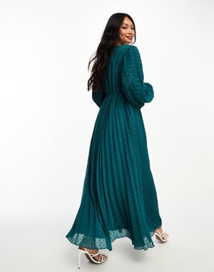 ASOS DESIGN – Plisserad maxiklänning i dobbychiffong med omlott och knappdetalj i tallgrön