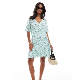 Vero Moda Petite – Ljusblå blommig miniklänning med omlott framtill