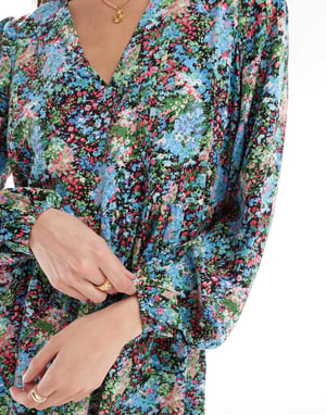 Pieces – Blå, blommig miniklänning med v-ringning och smock