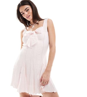 Miss Selfridge – Rosa miniklänning med blandade texturer och rosett framtill