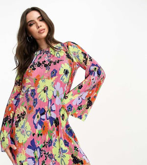 ASOS DESIGN Petite – Rosa blommig miniklänning med plissering och utsvängda ärmar