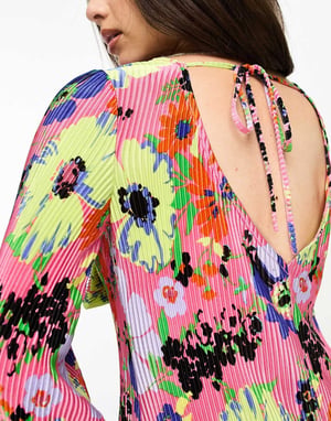 ASOS DESIGN Petite – Rosa blommig miniklänning med plissering och utsvängda ärmar