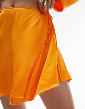Topshop – Orange minikjol i satin med råa kanter, del av set