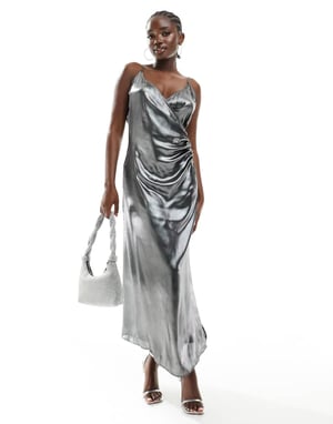 Vero Moda – Silverfärgad midiklänning med metallicmönster och omlott framtill