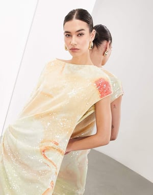 ASOS EDITION – Abstrakt mönstrad paljettklänning med öppning och drapering i sidorna