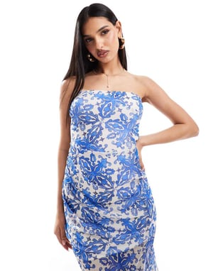 ASOS DESIGN – Blått kakelmönster i bandeau-midiklänning med draperad mesh-liv