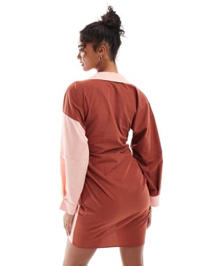 ASOS DESIGN – Asymmetrisk omlottskjorta i rosa och rostfärgat material med knappdetalj framtill
