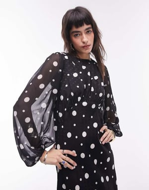 Topshop – Prickig midiklänning med rynkad byst och jacquardmönster