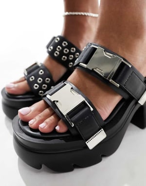 Public Desire – Yuki – Svarta grova sandaler med westerndetaljer