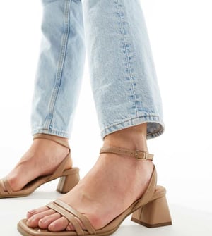 ASOS DESIGN – Honeydew – Beige sandaler med vid passform och medelhög blockklack