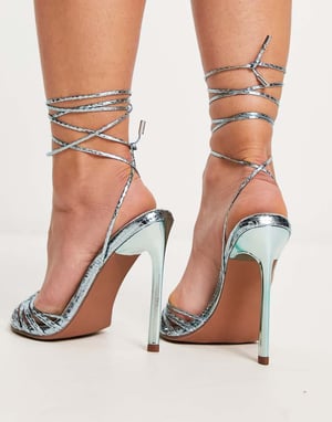 ASOS DESIGN – Narina – Blå metallicfärgade sandaler med klack och bred passform