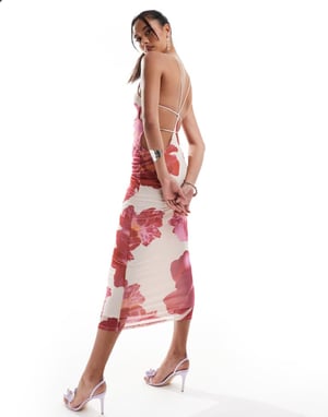 ASOS DESIGN – Rosa blommig midiklänning med halterneck och extremt utskuren detalj baktill