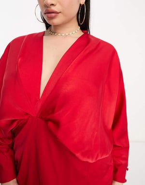 ASOS DESIGN Curve – Exclusive – Röd midaxiklänning i satin med fladdermusmönster och slits i kjol
