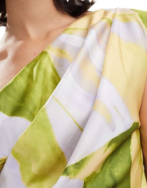 ASOS DESIGN – Lila kamouflagemönster med draperad midiklänning i satin, bara axlar och slits
