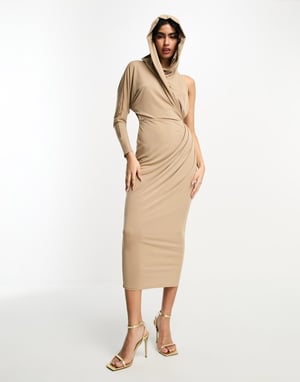 ASOS DESIGN – Mockabrun midiklänning med draperad huva och en axel