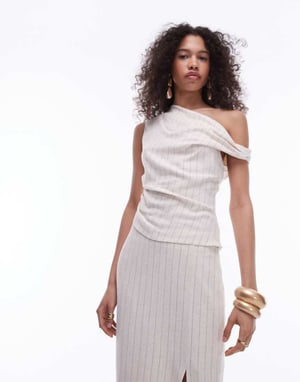Topshop – Asymmetrisk topp med en axel och naturliga kritstrecksrand