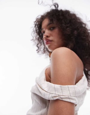 Topshop – Asymmetrisk topp med en axel och naturliga kritstrecksrand