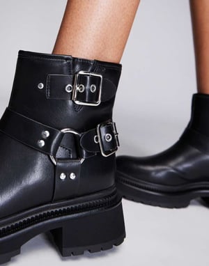 Public Desire – Zora – Svarta bikerboots med ankelrem